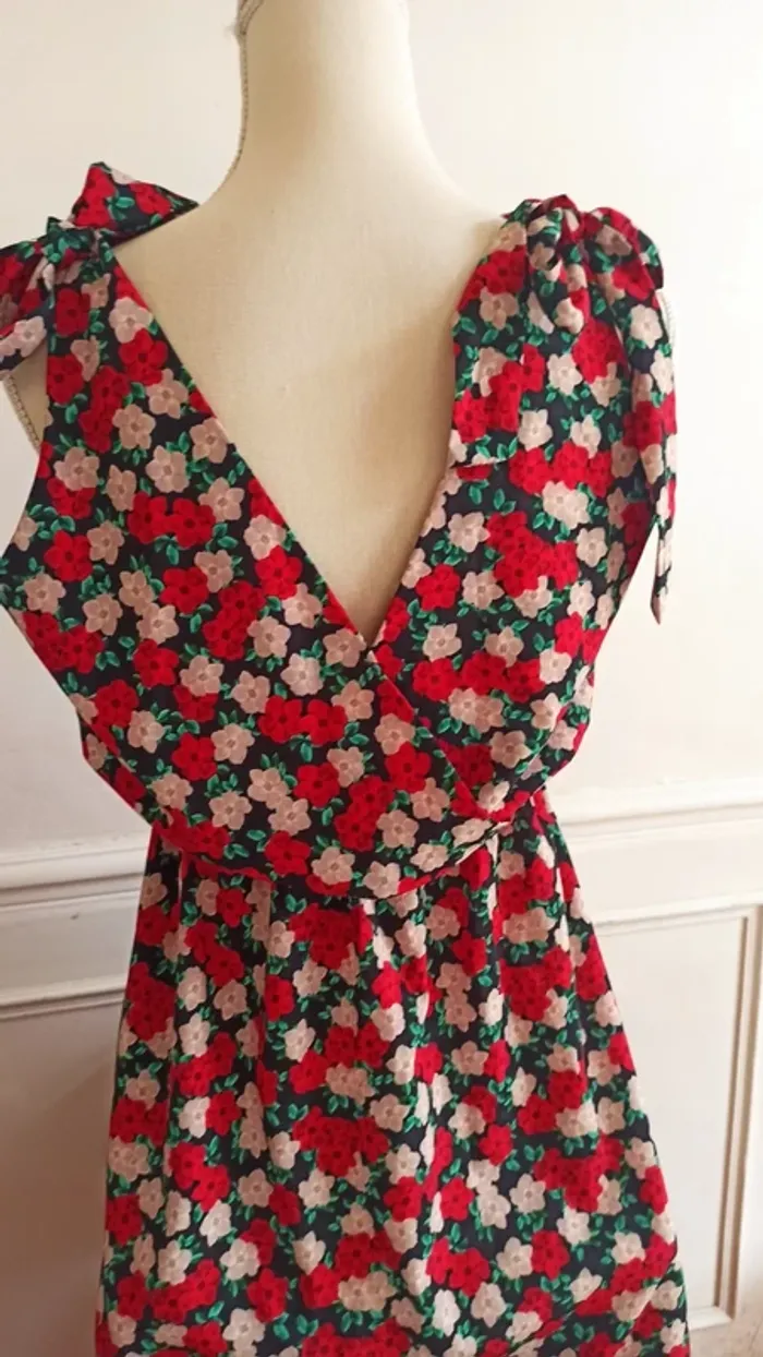 Jolie robe fleurie 38/40 très bon état - photo numéro 2