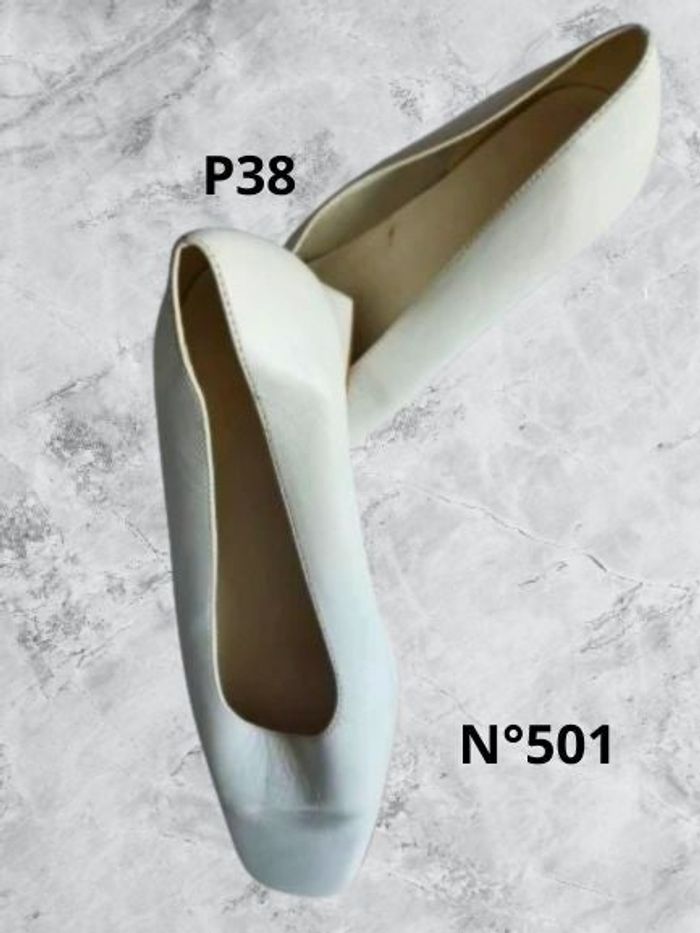 N°501 Chaussure blanche P38. Talon carré, bout carré.