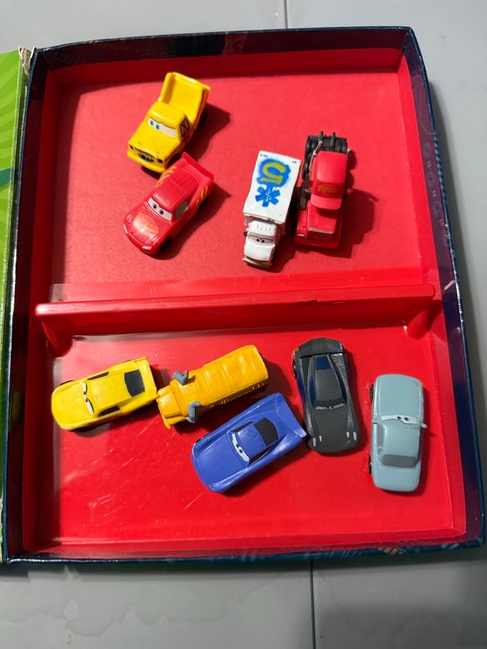 Livre illustré  Cars de Disney « Comptines et figurines » avec figurines - photo numéro 2