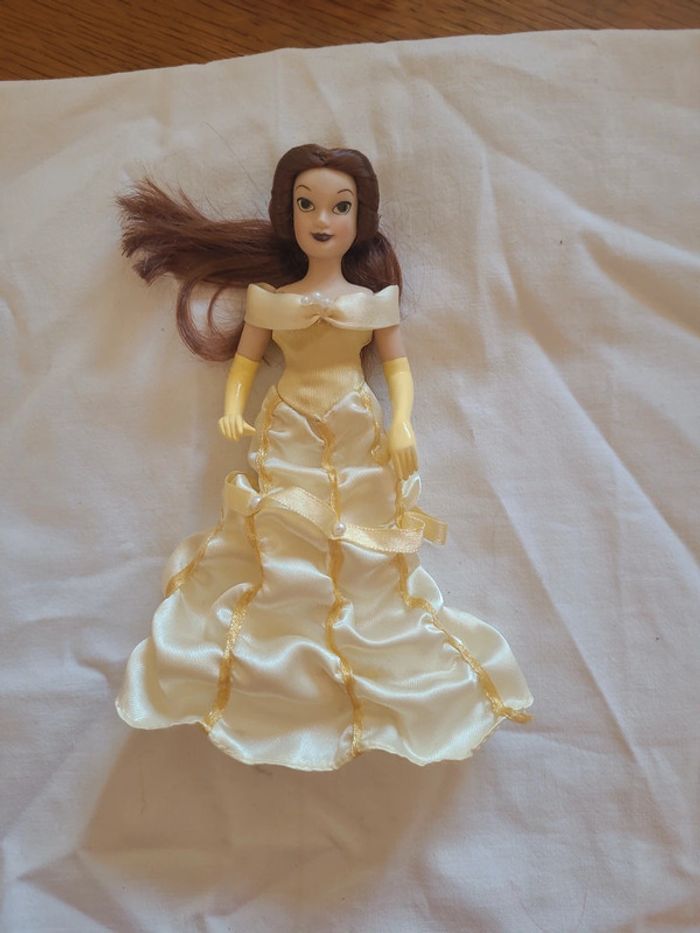 Belle, la princesse de disney en robe de bal