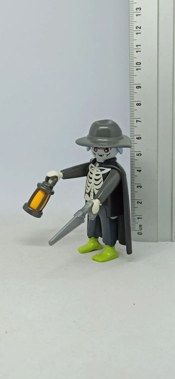 Homme monstre fantôme à tête grise et pieds verts playmobil