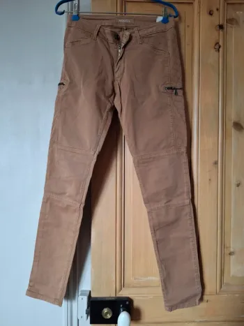 Jean marron avec détail surpiqure et poche "baggy"