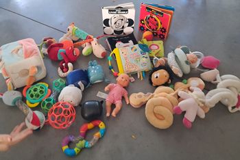 Lot jouets bébé