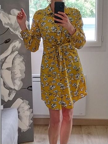 Jolie robe fleurie moutarde