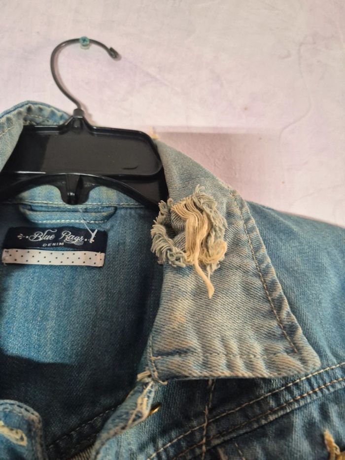 Veste en jean troué et délavé - photo numéro 3