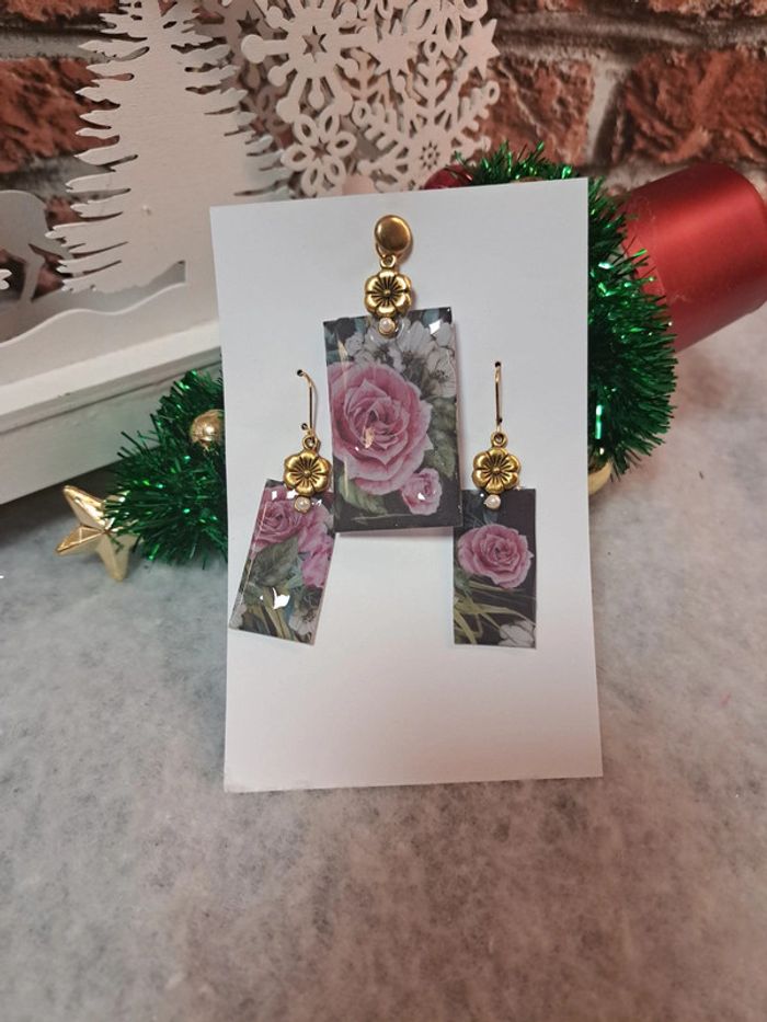 Boucles d'oreilles pendante avec pendentif en résine florale - photo numéro 2