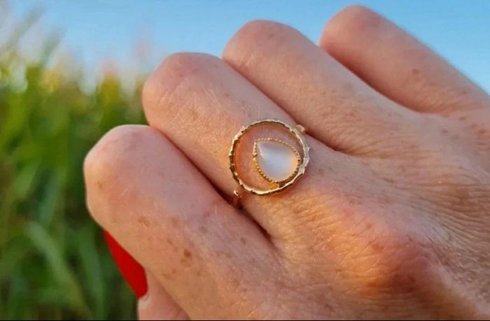 Bague cercle en plaqué or et pierre de lune taille 58