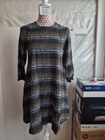 Robe, midi, noir/blanche/jaune,en viscose, en très très bon état, longueur 82cm, marque H&M =6€