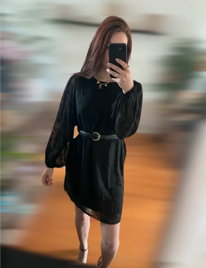 Robe noir fluide à relief chic et élégante neuve