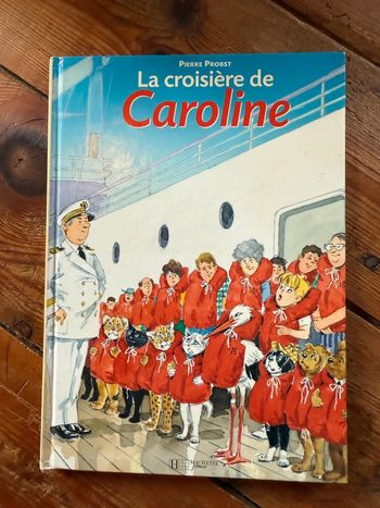 Couverture bleue Moyen Livre bd album La croisière de Caroline Hachette
