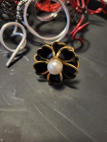 Bague acier inoxydable en forme de fleur dorée et noire