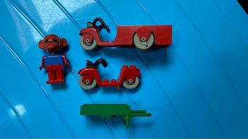 Lot lego fabuland : 4 personnages + scooter + tricycle et brouette dans l’état
