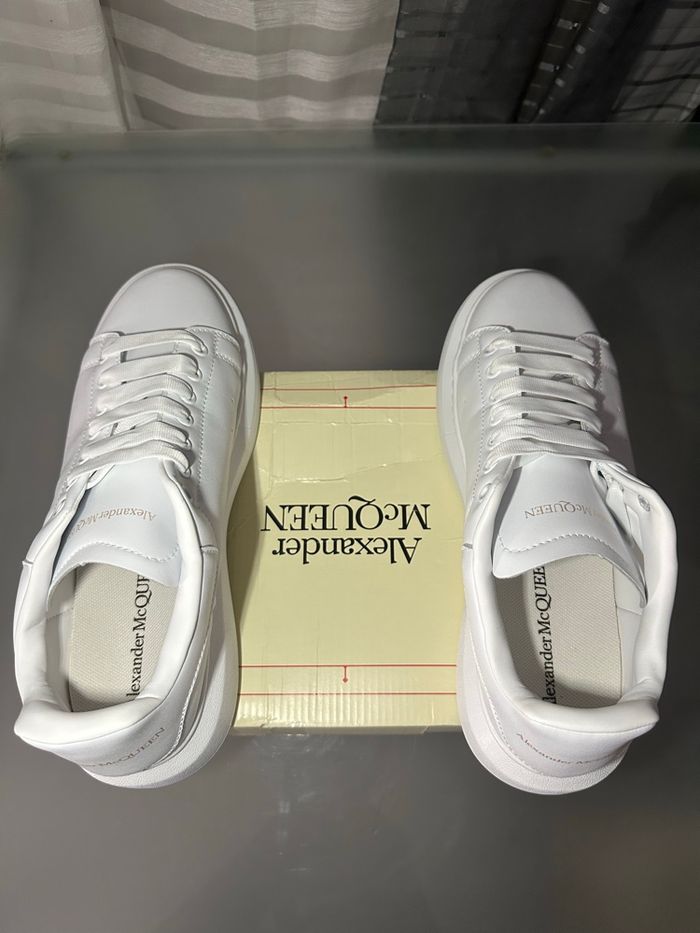 Sneakers Alexander McQueen blanches – taille 45, boîte abîmée - photo numéro 4