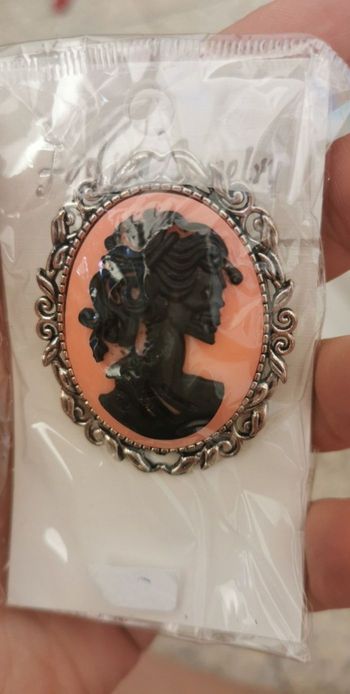 Broche cabochon squelette rose et noir