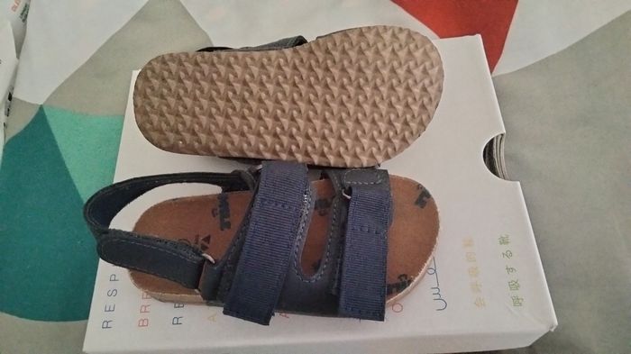 Sandales marque Tape à l'oeil taille 24 - photo numéro 3