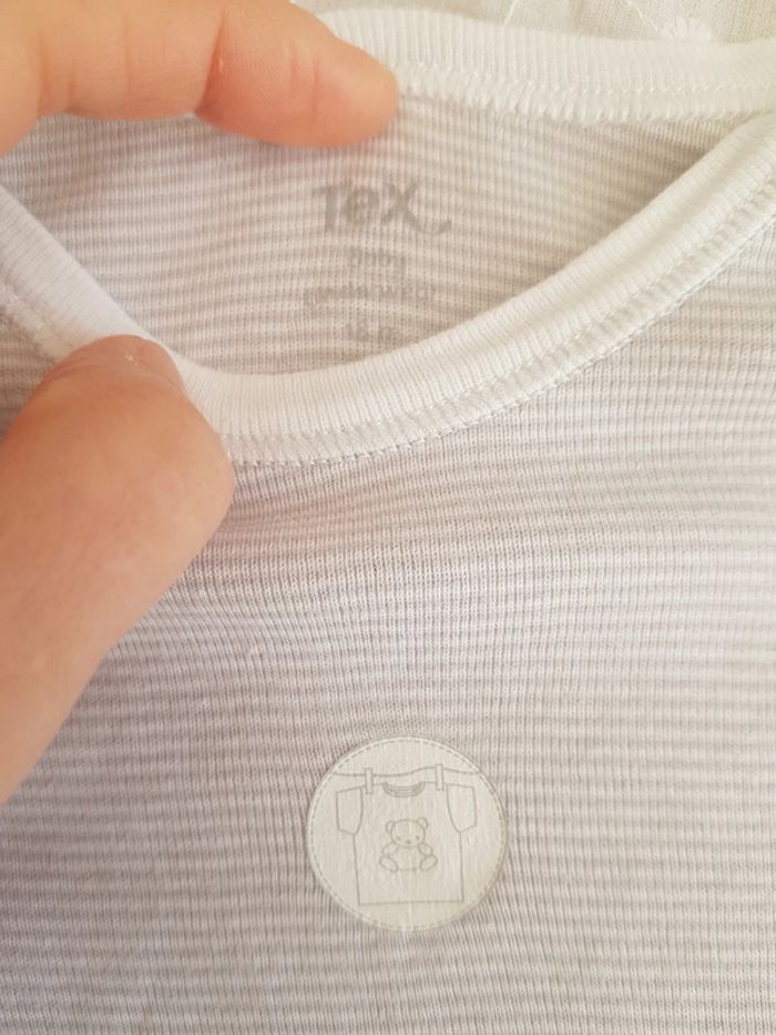 Tee-shirt / tricot de peau - photo numéro 2