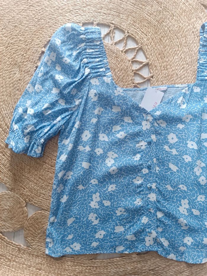 Chemisier bleu manches courtes motif fleurs blanches Camaïeu Taille L Neuf avec étiquette