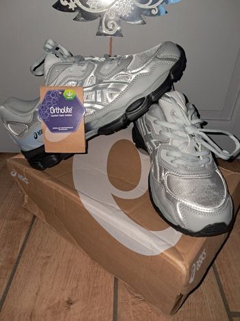 Chaussure asics gel NYC grise neuve taille 42