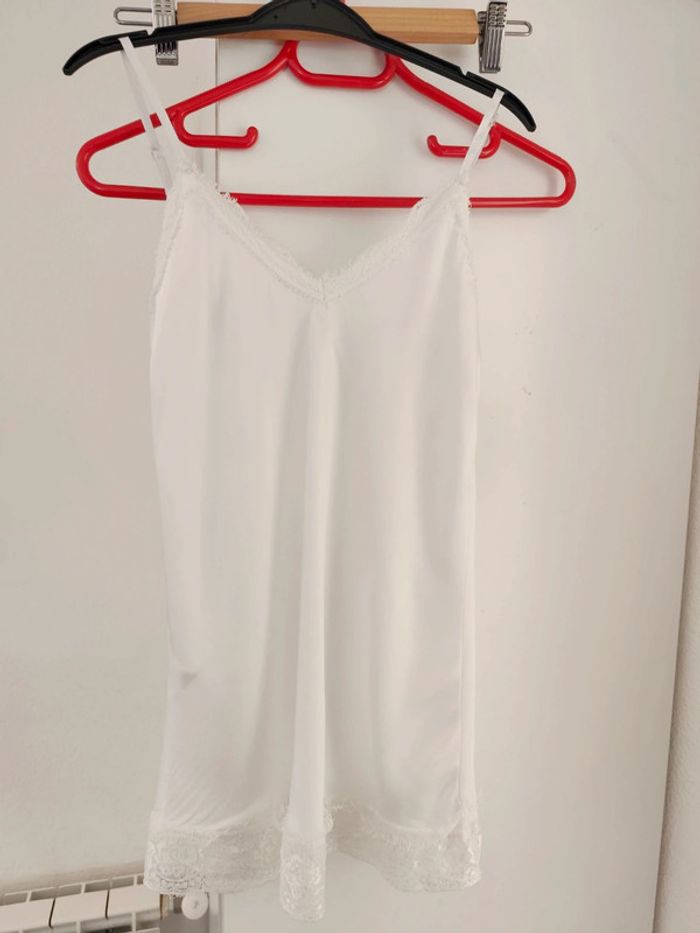 Débardeur blanc satiné et dentelle