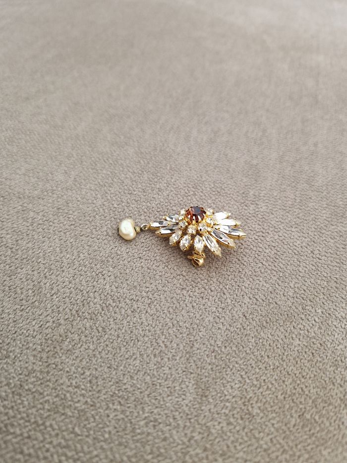 Broche vintage dorée avec pierre brillantes et sa perle - photo numéro 4