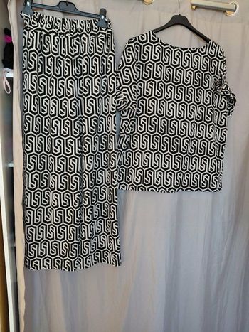 Très joli ensemble femme T U  lisez bien l'annonce surtout 