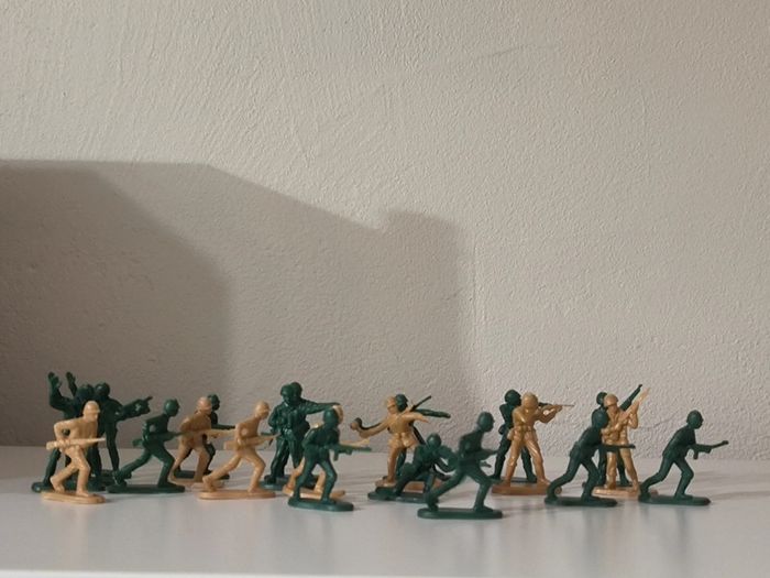 Jouet plastique 22 petits soldats - photo numéro 2
