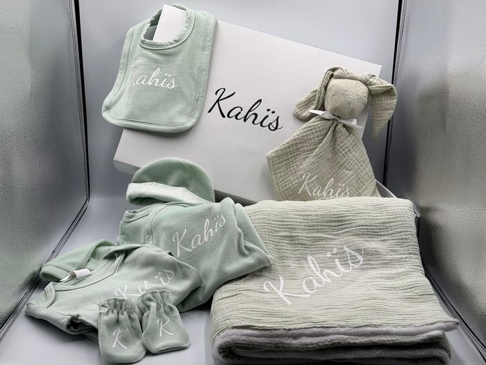 Coffret naissance complet – douceur & confort pour bébé personnalisé