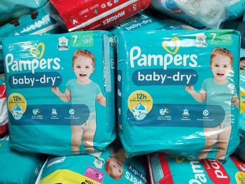2 paquets de couches Pampers Taille 7, 62 couches.