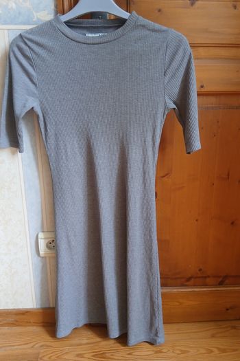 Robe grise près du corps