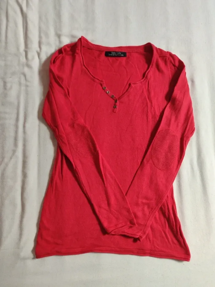 Pull léger Cache Cache rouge col V a boutons, détails paillettes, taille 1. - photo numéro 3