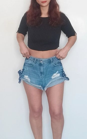 Mini short a revers troué rubans côtés taille 34