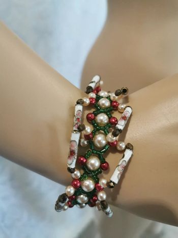 Bracelet. Blanc. Rouge. Vert.