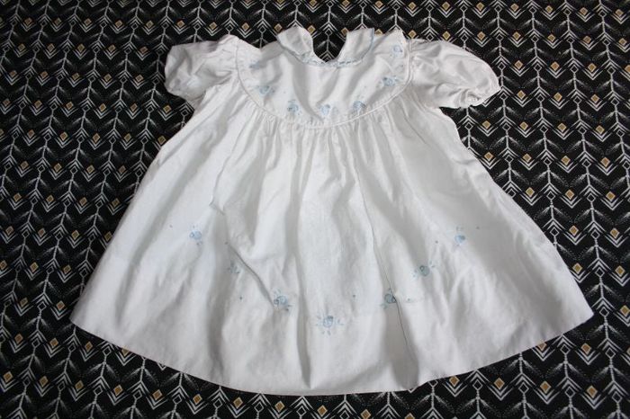 Robe blanche Manches courtes ballon broderie bleue en 3-6 mois