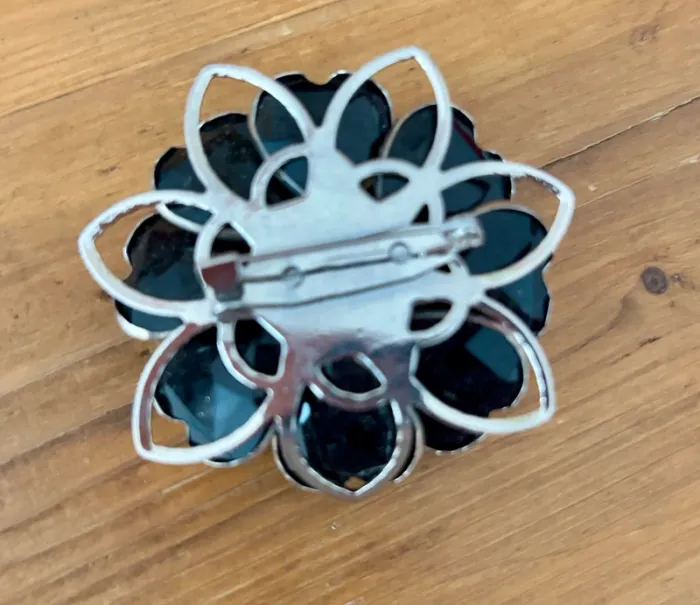Jolie broche fleur métal noir parfait état - photo numéro 5