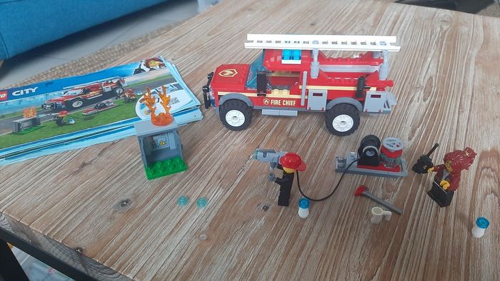 Lego City Camion du chef des pompiers - photo numéro 2