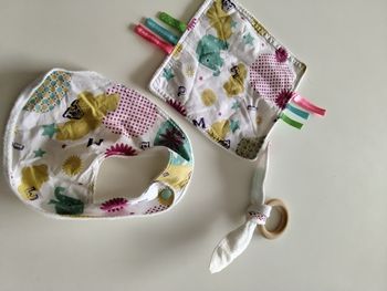 Ensemble de serviette, bavoir et anneau en bois