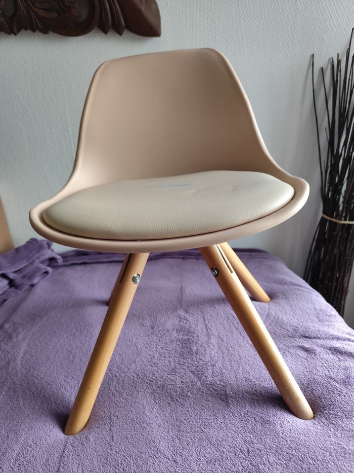 Chaise enfant scandinave bois et cuir synthétique rose pale beige chambre