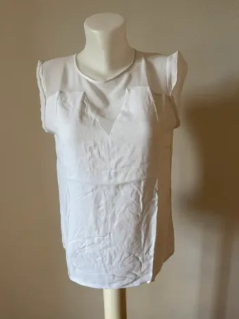 T- shirt Sandro en très bon état dos nue taille S blanc