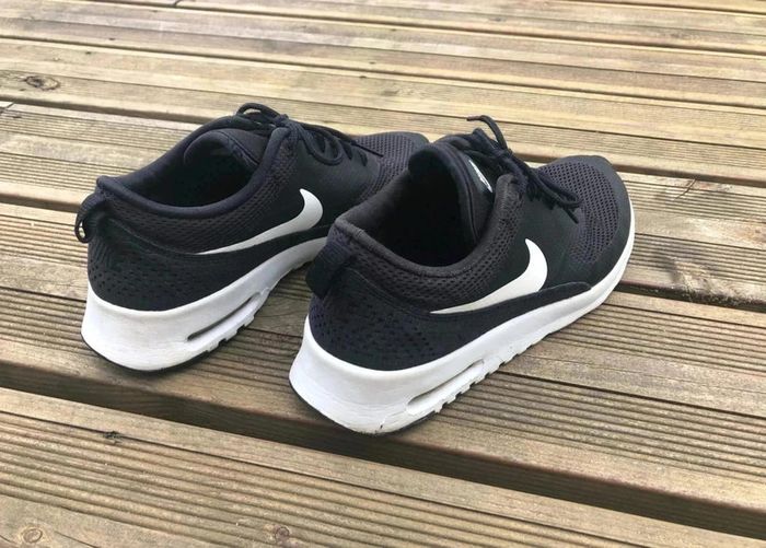 Parfait état - Paire de Nike noire et blanche - photo numéro 2