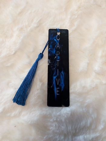 Captive tome 1 marque pages métallique 12.1*3.3 cm