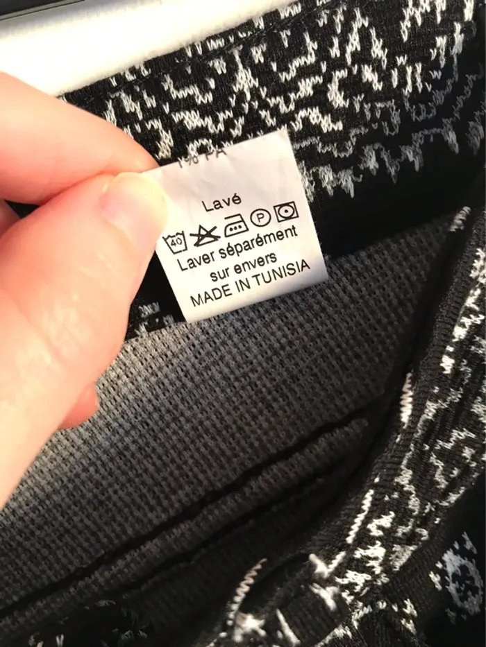 Short d’hiver noir à imprimés blanc taille 36 neuf jamais porté - photo numéro 11