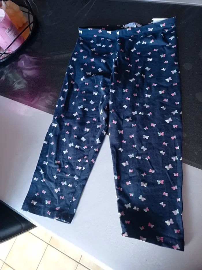 Pantacourts bleu marine motifs papillons