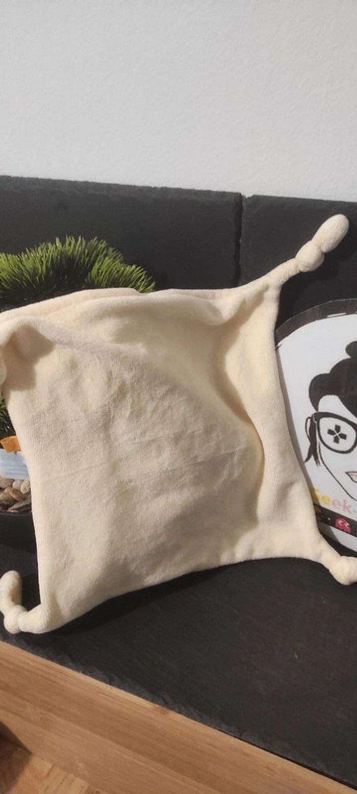 Doudou plat Winnie Pooh jaune Carrefour Cmi abeille bleu disney plat noeud carré - photo numéro 2