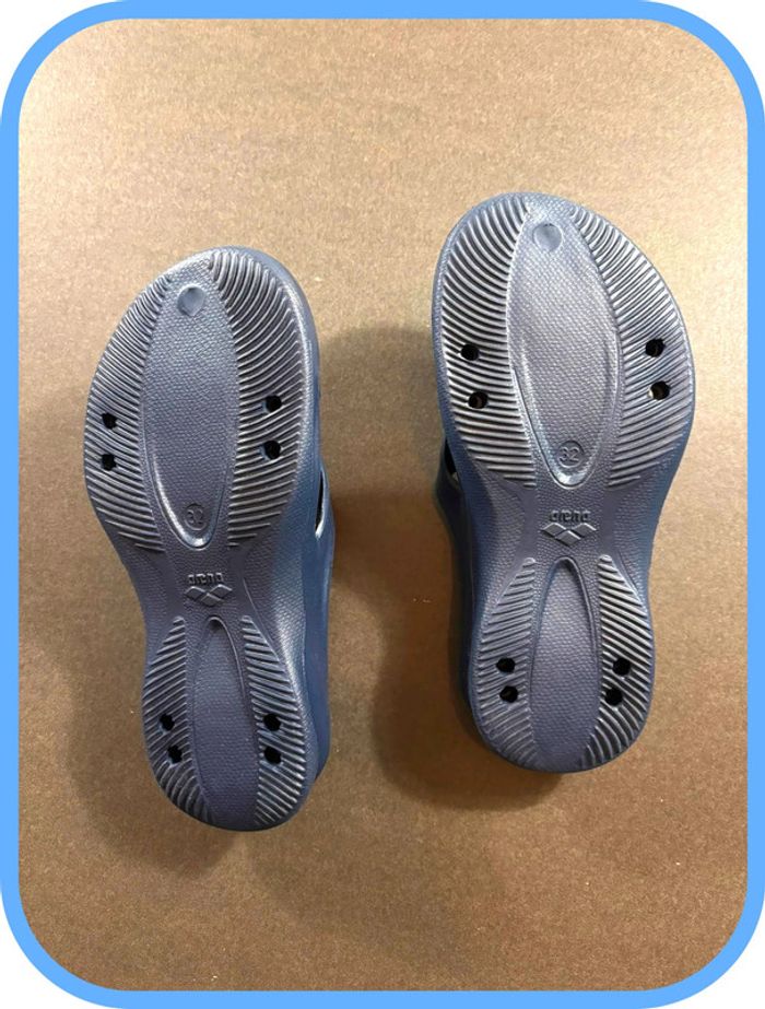 Claquette Arena bleu marine Taille 32 - photo numéro 4