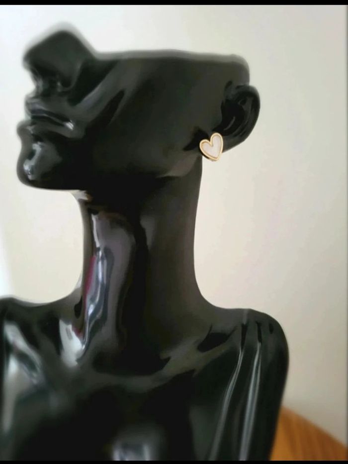 Boucles d’oreilles blanc et dorées cœur ajouré – clous fins minimalistes – bijou fantaisie chic - photo numéro 4