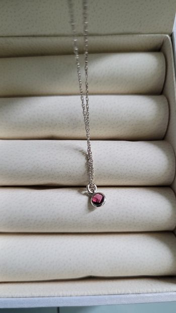 Collier avec pierre violette