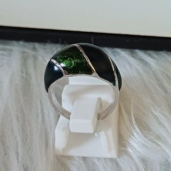 Bague en métal argenté et vert émaillé