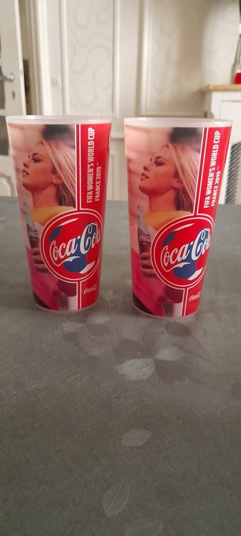 2 grand gobelets Coca-Cola