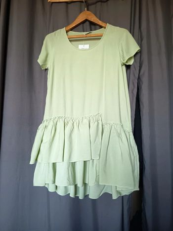 Robe habillée, à volant . Manches courtes.  Marque Diverse.