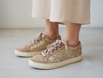 Basket en toile brillante beige taille 36 Les Tropeziennes